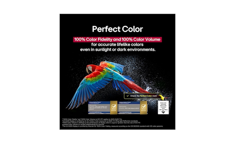 Kolorowa papuga w ultrawysokiej rozdzielczości na czarnym tle. Krople wody zawieszone w powietrzu wokół niej. Obraz ukazuje technologię Perfect Color – każda barwa na ciele papugi jest żywa i intensywna. Widoczne są różne logotypy certyfikacji od UL i Intertek. Odnosi się to do 100% wierności kolorów i 100% objętości kolorów. Tekst informuje również: „Sprawdź oznaczenie certyfikatu Perfect Black”.